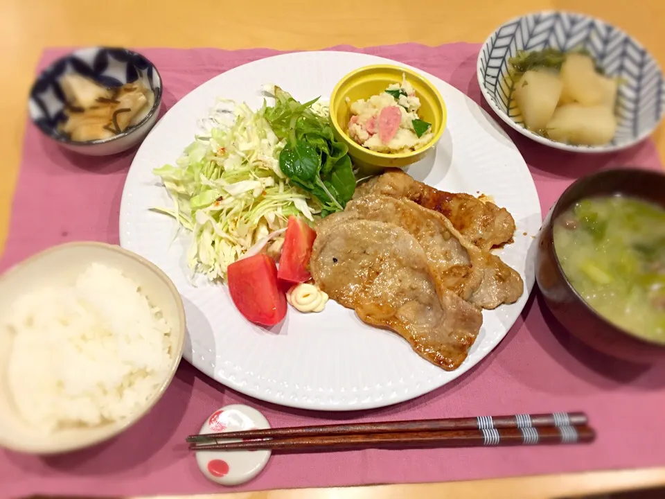 Snapdishの料理写真:生姜焼き かぶのの白だし煮 丸大根の塩昆布揉み ポテトサラダ お味噌汁 etc|kona7さん