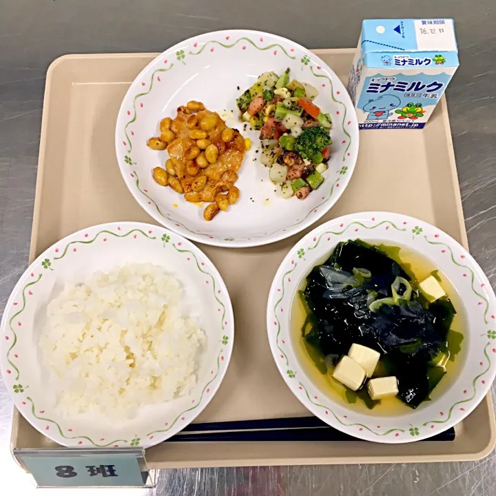 学校給食 〜タンドリーチキン、コロコロバジルサラダ、わかめスープ、ごはん〜|ゆうかさん