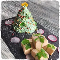 Snapdishの料理写真:ほうれん草の白和えツリーと高野豆腐のクリスマスプレゼント 🎄🎁 【Spinach and Tofu Salad with Freeze-Dried Tofu Christmas Present】