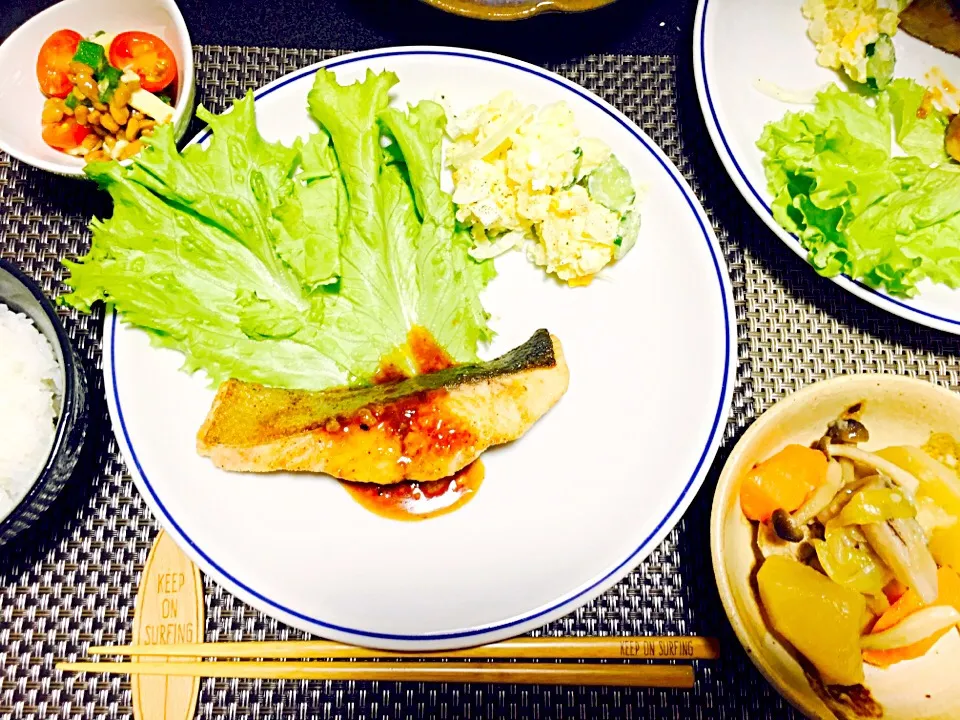 Snapdishの料理写真:鮭のにんにくバター醤油、納豆オクラ、煮物|ありかさん