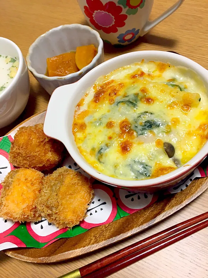 いつかの夜ごはん🌙ベーコンとほうれん草のマカロニグラタン&サーモンフライ&チキンチーズカツ🧀|acoyaさん