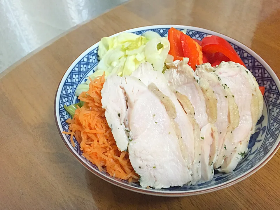 Snapdishの料理写真:簡単 [レンジで！あのコンビニ風] しっとり柔らかサラダチキン と 給食の話 | レシピブログ|なちこさん