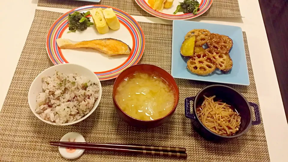 今日の夕食　焼き鮭、だし巻き玉子、ほうれん草のごま和え、さつまいもとれんこんの甘辛炒め、なめたけ、雑穀米、玉ねぎの味噌汁|pinknari🐰🌈さん