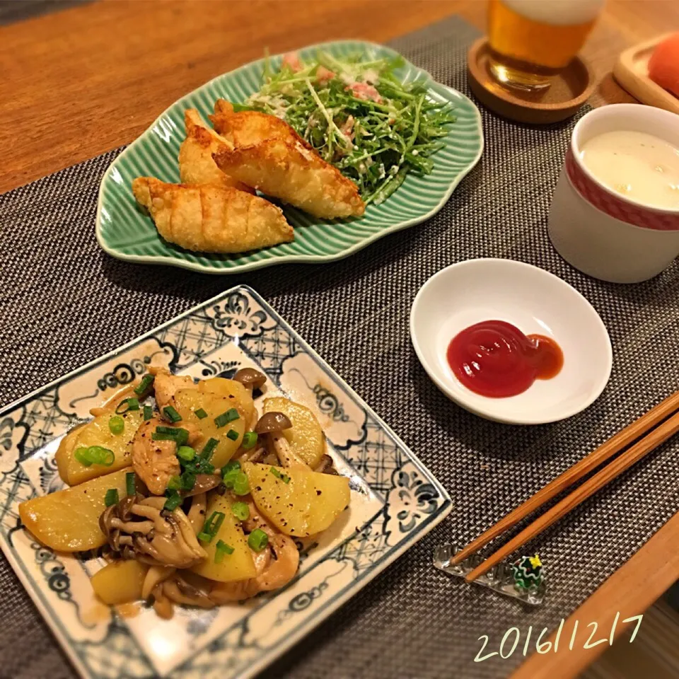 Snapdishの料理写真:揚げ餃子／マッシュポテト・コーン・チーズ かにかまと豆苗と水菜、豆腐のサラダ 鶏ささみとじゃがいも、しめじのバター醤油炒め スープ|𓇼 Ⓢ Ⓗ Ⓘ Ⓝ Ⓞ Ⓑ Ⓤ 𓇼さん