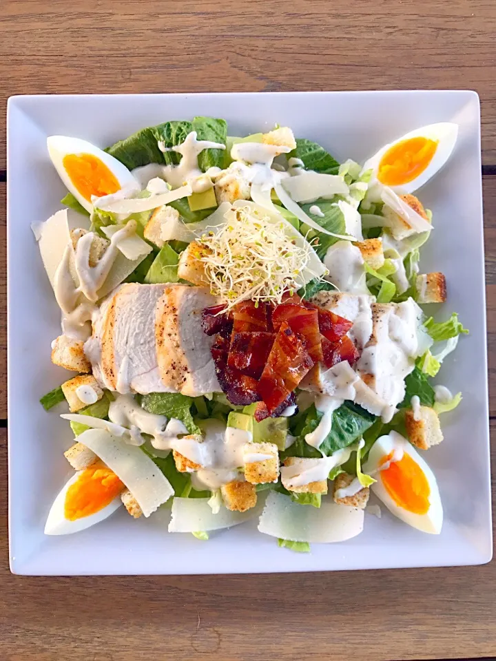 Chicken + Avocado Caesar Salad|Chrisy Hillさん