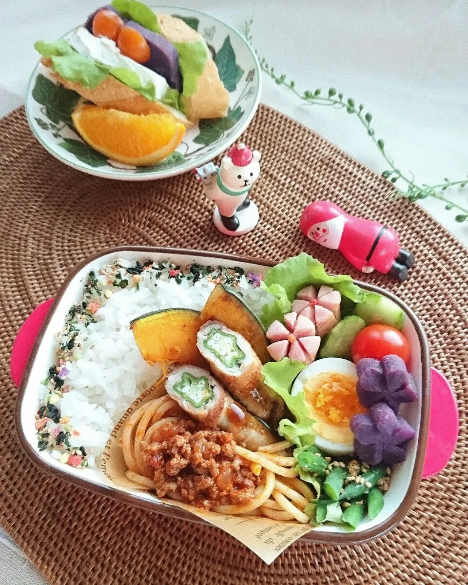 12月6日     娘弁当☺  ミートソーススパ  おくらの豚巻き  ソーセージ  かぼちゃのカレー炒め  いんげんのごま和え   型抜き紫いも  プチトマト  ゆで玉子  クリチと紫いものサンドイッチ  オレンジ🍊


 #中学生のお弁当 #中学生弁当 #中学生女子のお弁当 #女子弁 #娘弁当 #娘弁 #娘のお弁当|e  satoさん