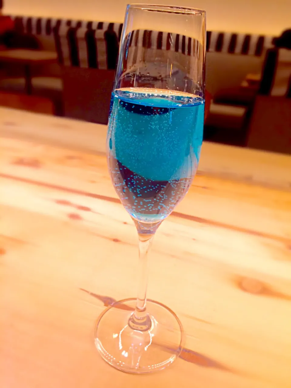 la vague bleue -sparkling wine  青いけどスパークリングです|Rielさん