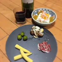 Snapdishの料理写真:ちょっとシャレオツ感を出すためにスレートプレート買ってみた。家飲み道具ですね。

今日は寒いからリンゴを使ってホットワインだ！と思って品川区のキンボール大会(来年2月5日です！)の実行委員会から帰宅してみたら日当たりがものすごくいい我が家はとても暖かく、冷やした赤ワインがとても美味しいです。

冷奴のジュレとカニカマが|高村　丸岩 幸恵さん