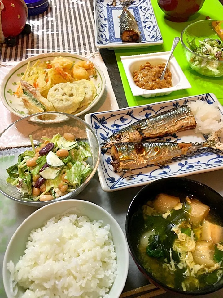 秋刀魚の塩焼き、豆入りサラダ(レタス、キュウリ、水菜、竹輪、茹で豆)、納豆、卵とワカメと水菜とお麸のお吸い物、天ぷら残り(*^｡^*)|ライムさん