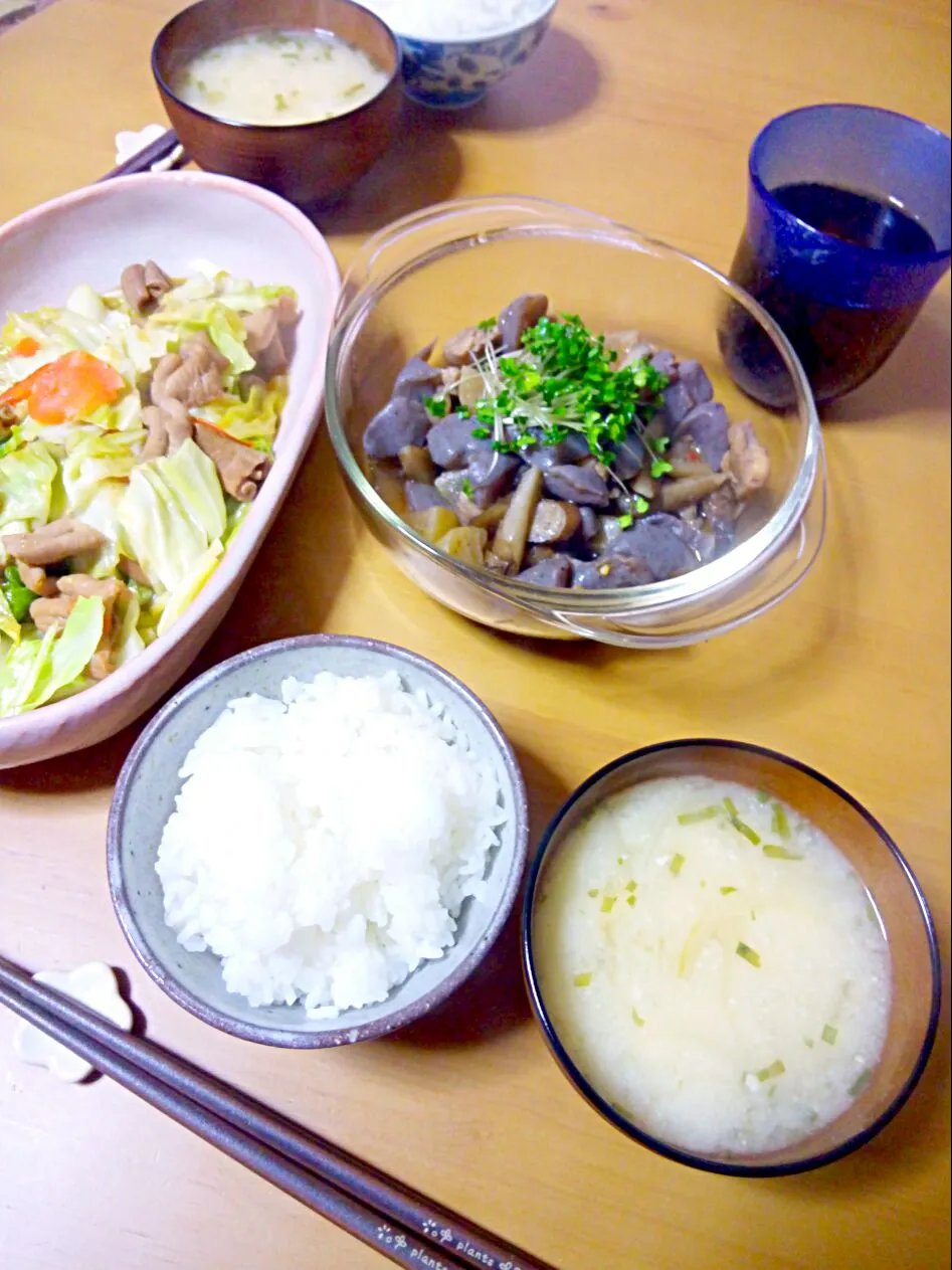 晩ご飯〜もつ野菜炒め。
筑前煮ぽい煮物。ブロッコリースプラウト載せ
お麩とネギのお味噌汁。
ご飯。|さくたえさん