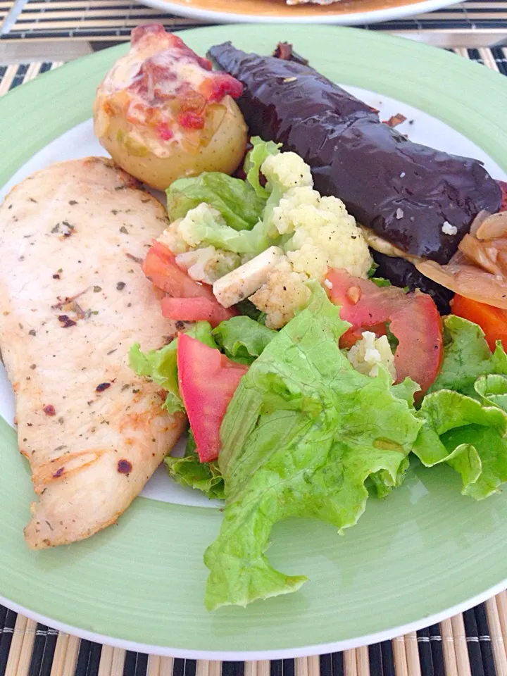 Batata ao forno recheada com linguiça e requeijão ,berinjela com tomate ,queijo branco ,ervas finas ,azeite de oliva . Peito de frango grelhado e salada verde|Watanabe Cristinaさん