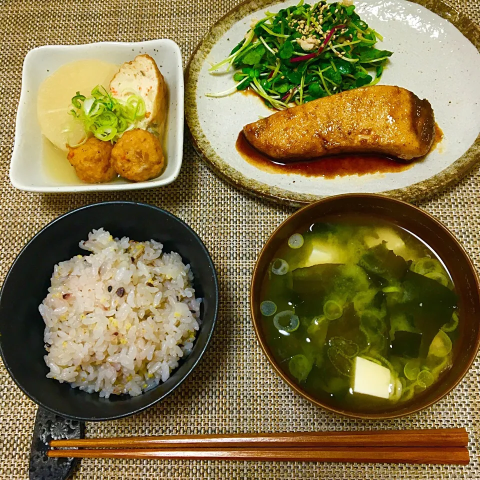 ♯メカジキのバター醤油
♯ベビーリーフとかいわれの梅肉和え
♯おでん
♯わかめと豆腐の味噌汁
♯十六穀米|なほぴさん