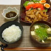 ♯豚肉と玉ねぎのタレ炒め ♯ささみと人参マリネと煮卵 ♯もずく酢 ♯わかめと豆腐となめこの味噌汁 ♯白米|なほぴさん