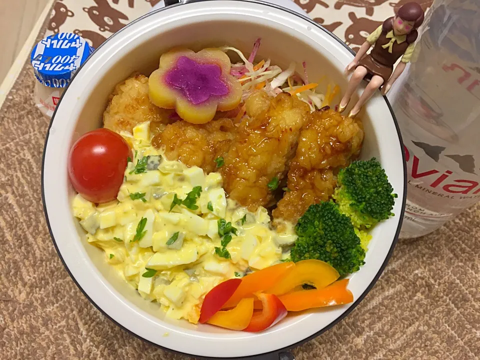 ムネ肉のさっぱりチキン南蛮もっさりタルタル丼&2色さつまいものレモン煮&パプリカ&ブロッコリー&プチトマトのダーリンお弁当♪

#弁当 #フチ子 #タルタルソース手作り|桃実さん