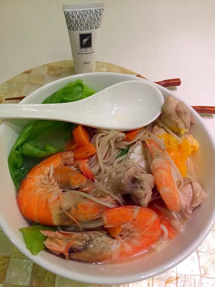 Home cook prawn noodle , supposed to be our dinner last night but friends turned up at home, so we ditch the noodle 🙃|sarahさん