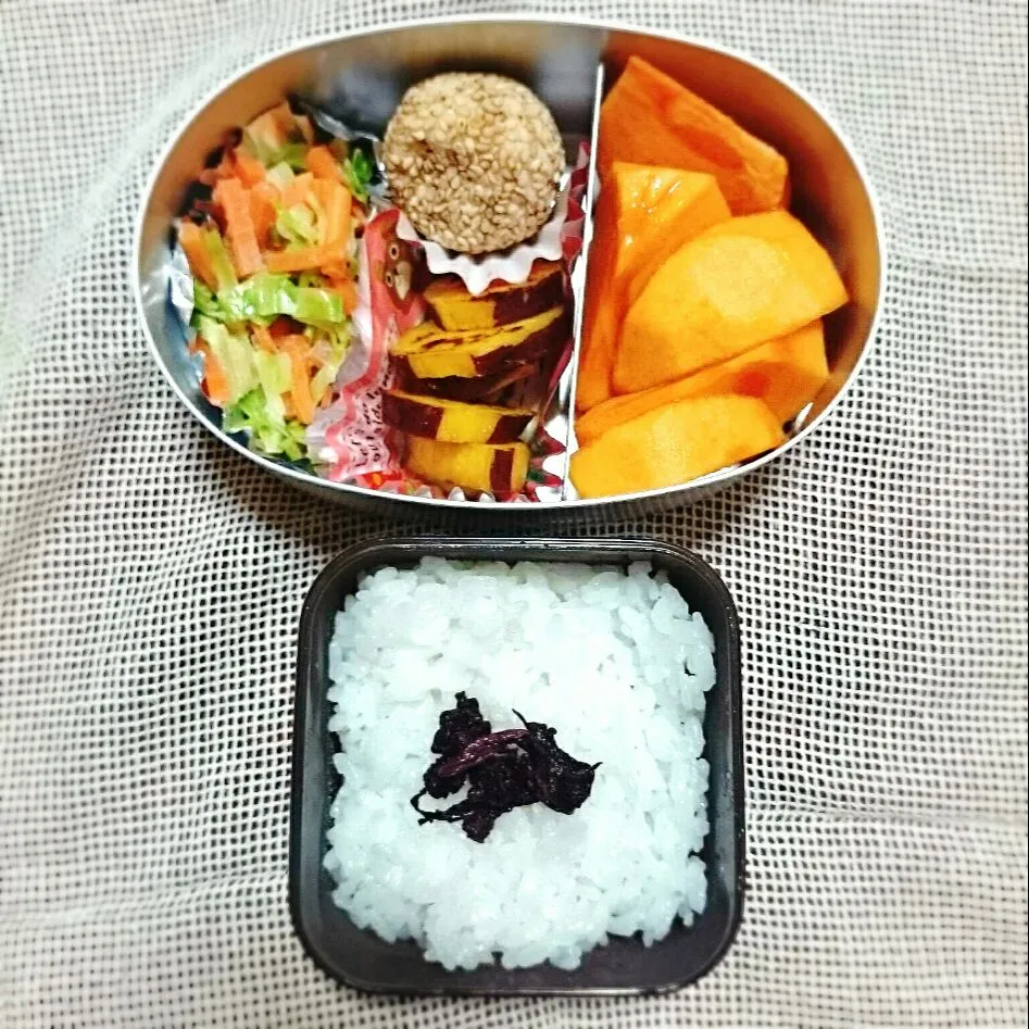 Snapdishの料理写真:コールスローとおやつ系弁当|jun(・x・)さん