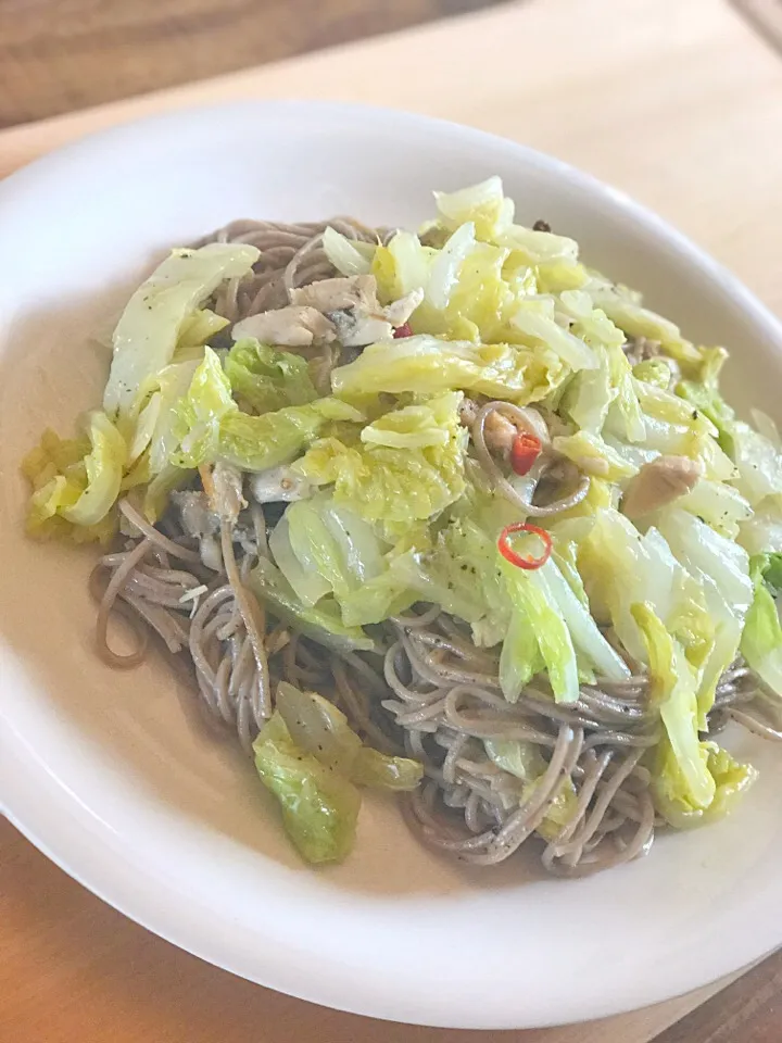 冷蔵庫の余り物でペペロンチーノでもと思いお湯を沸かし、ニンニク切ったり鷹の爪切ったり白菜切ったりして準備完了後パスタが無い事に気付き、後に戻れず蕎麦でやってみちゃった結果、出来上がったクソまず蕎麦|海老禁さん