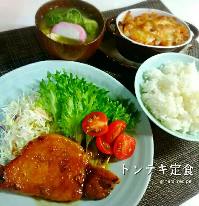 Snapdishの料理写真:簡単なのに濃厚なソースのトンテキ(öᴗ<๑)
トンさんに塩胡椒、ガーリックパウダーをして小麦粉にまぶし、気持ち多めの油で表面がカリッとするまで焼いたら、バターと醬油、そして隠し味にウィスキーを入れるだけで濃厚なソースと絡んだ美味しいトンテキの出来上がりー(๑˙³˙)وウィスキー入れたら火が出るから気を付けてね🔥|Kashimanakitchenさん