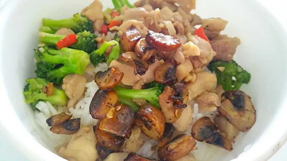 1 bowl lunch : steamed rice+stir fry olive oil garlic chicken broccoli+ butter sauté mushrooms 👅💋👍
Just feeling satisfied 😋💕|🌷lynnlicious🌷さん