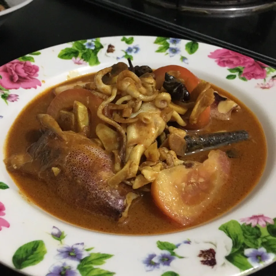 Snapdishの料理写真:Sotong masak kari|Azarith Sofia Azizさん