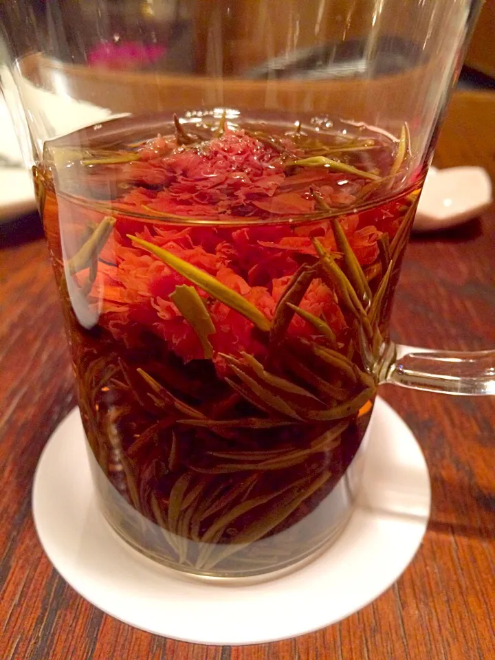 お湯を注ぐとカーネーションの花が開くジャスミン茶|Satomi Ichikawaさん