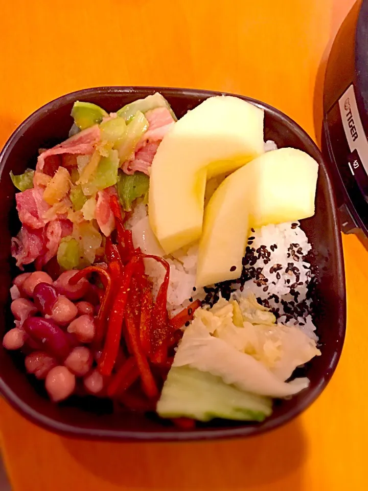 パパお弁当🍱  ベーコンとキャベツ葱の生姜炒め  人参の甘辛煮  赤インゲンひよこ豆の煮物  白菜の漬物  林檎  胡麻塩|ch＊K*∀o(^^*)♪さん