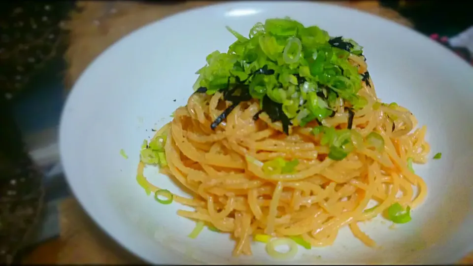 生たらこの醤油漬けでクリームパスタ(九条ねぎ乗せ)|くろねこじったん‍さん