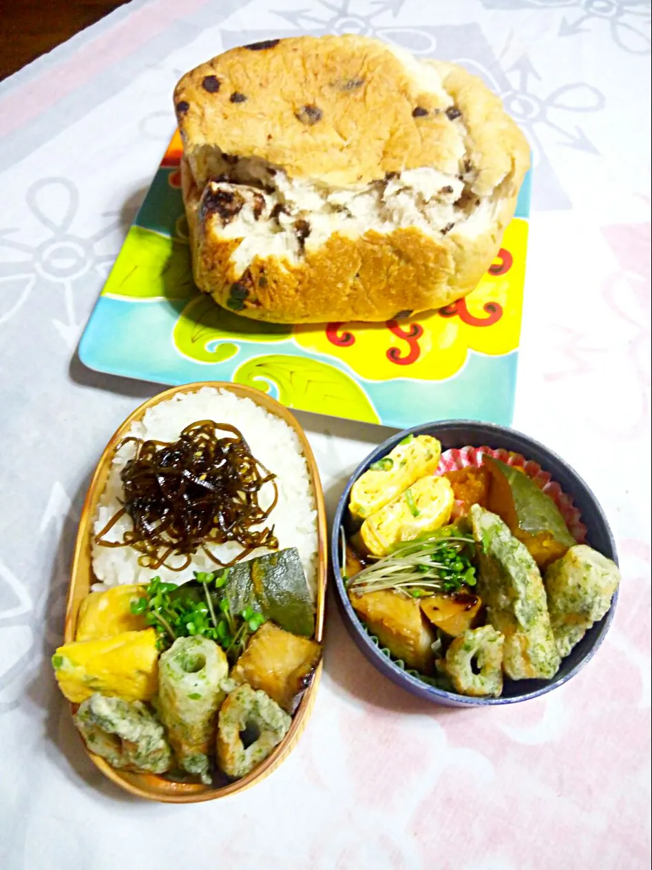 朝焼きチョコチップ食パン〜焼き立てを旦那様に千切り食べられた無残な姿(๑･ิ..･ิ๑) とお弁当|さくたえさん