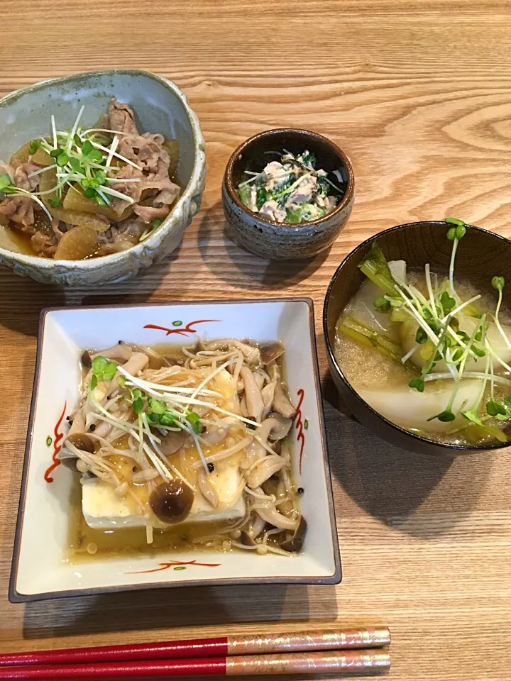 今夜のん♪

大根と豚肉の煮物
お豆腐の生姜たっぷりきのこあんかけ
カブの味噌汁
小松菜のツナマヨ|Momo Hanaさん