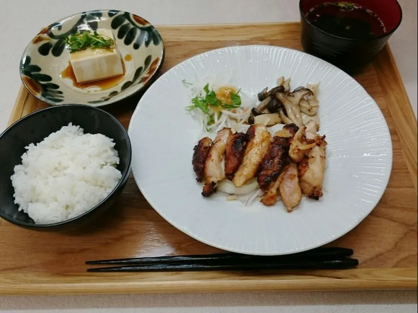 お昼ごはん。
•塩麹漬け鶏肉照り焼き風ソテー
•きのこの燻製オリーブオイル炒め
•大根サラダ(梅味噌ドレッシング)
•豆苗のせ豆腐
•ごはん
•わかめスープ

定食風にしてみました😌|cananaさん