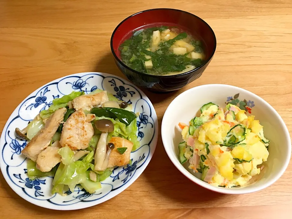 鶏胸肉の塩麹炒め⭐️ポテトサラダ⭐️大根葉っぱとお揚げのお味噌汁|ほなさん