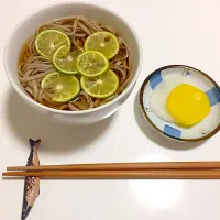 温かいすだち蕎麦
麺つゆも手作りでつくってみました☺️|ちはさん