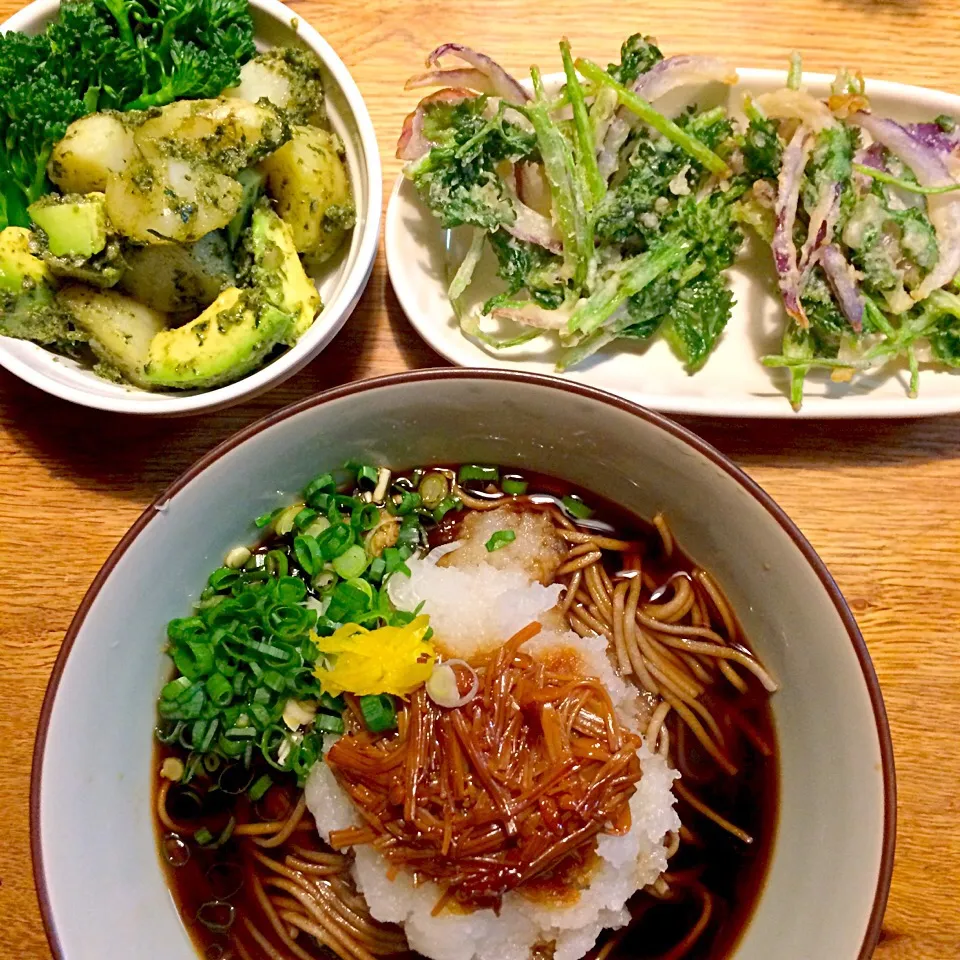 Snapdishの料理写真:vegan グルテンフリー シュガーフリー    なめ茸おろし蕎麦  パクチーのかき揚げ  アボカドとジャガイモのジェノベーサラダ|makiko_aさん