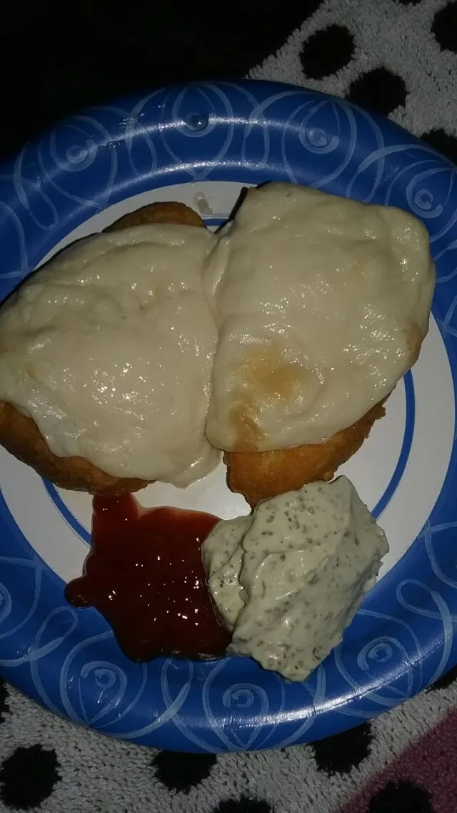 gardien fishless filets with daiya provolone chz. ketchup and pesto mayo to dip.|Polly Gelfusoさん