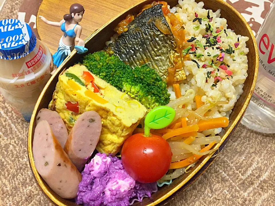 Snapdishの料理写真:玄米ご飯&鯖のトマトソース煮&スパニッシュオムレツ&ハーブソーセージ&クリームチーズと紫芋のサラダ&もやしと人参のナムル&ブロッコリー&プチトマトのダーリンお弁当♪

#弁当 #フチ子 #ナムルニンニク多かった…#自家採取野菜|桃実さん