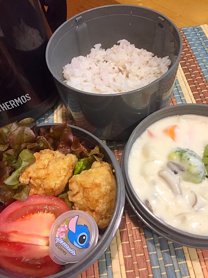 パパたろ弁当

ごはん
シチュー
鳥の唐揚げ
トマト
サニーレタス
胡麻ドレ！

#シチュー#サラダ#唐揚げ|ひななぎさん