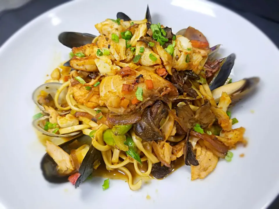 Seafood Noodle bowl: fresh rockfish, calamari, clams, shrimp, crab and vegetables with lo mein noodles in a honey, soy and ginger sauce.|Melissa Greenさん