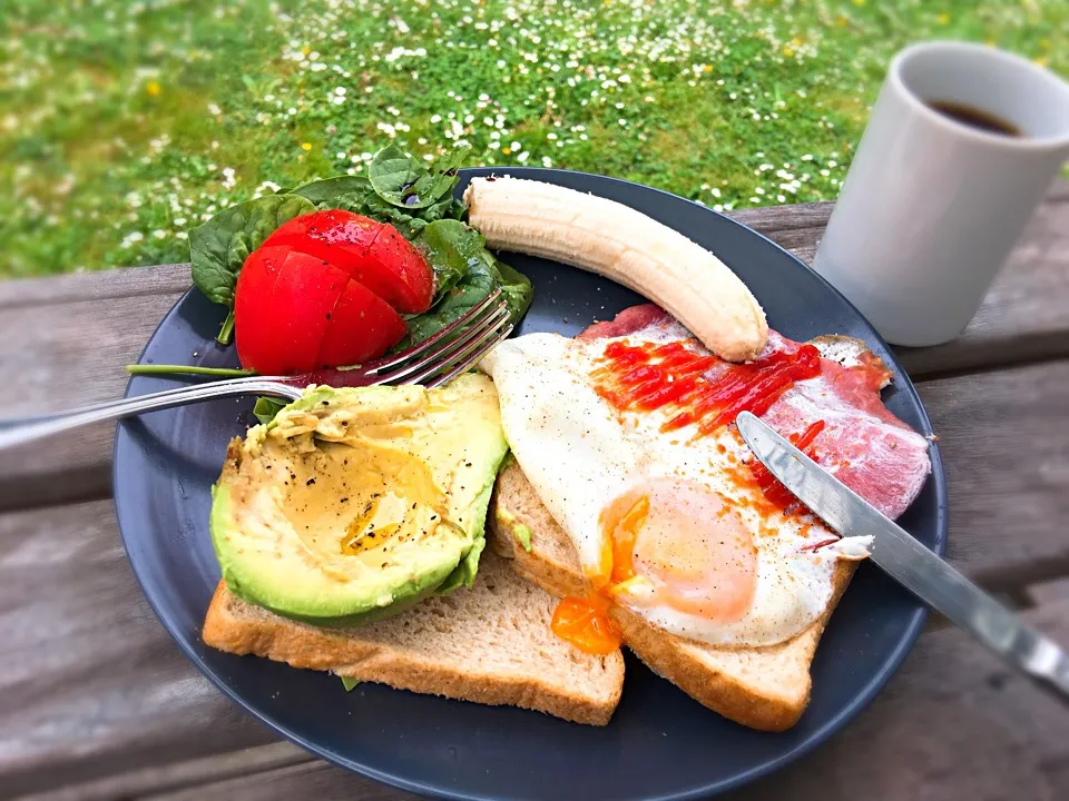 ベーコンエッグ＆アボカド🍌🍳🍞|akkyingさん