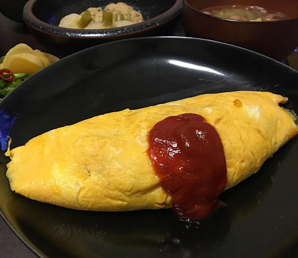 晩ごはん  オムライス 鶏つくねと蕪の煮物 キャベツとウインナーのスープ 漬物|ぽんたさん