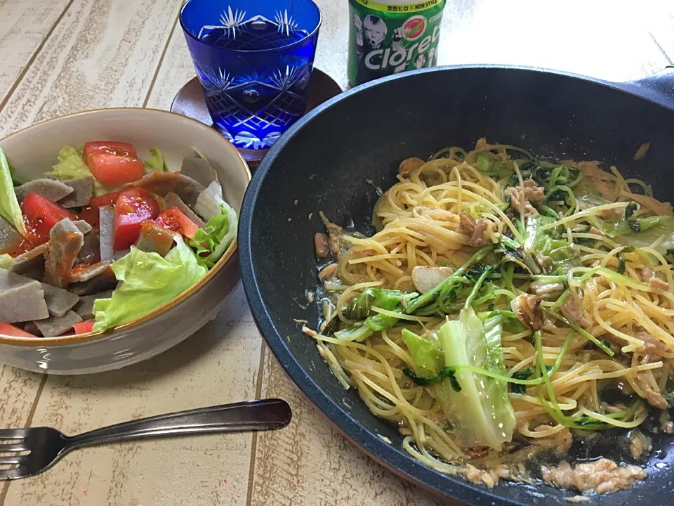 今日の男飯(＞人＜;)お昼ごはんバージョン♬
フライパンで作るポットパスタand黒はんぺんサラダ♬|ひーちゃんさん