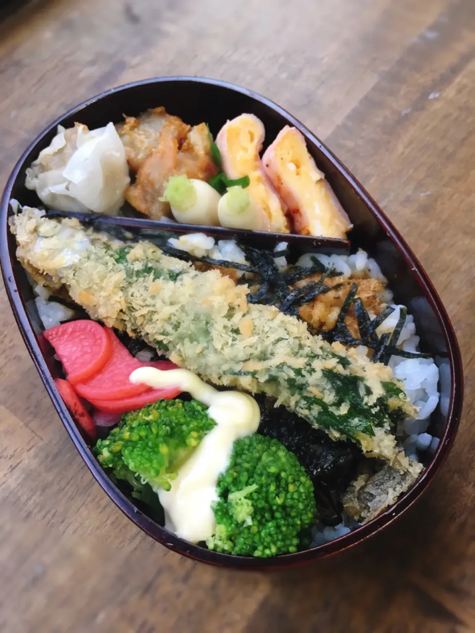 Snapdishの料理写真:今日のお弁当
・ししゃもの大葉包フライ
・ハム卵焼
・シュウマイ二種
・ぬきだいこんの浅漬け
・ブロッコリーサラダ
・ラディッシュの甘酢漬け|akiさん