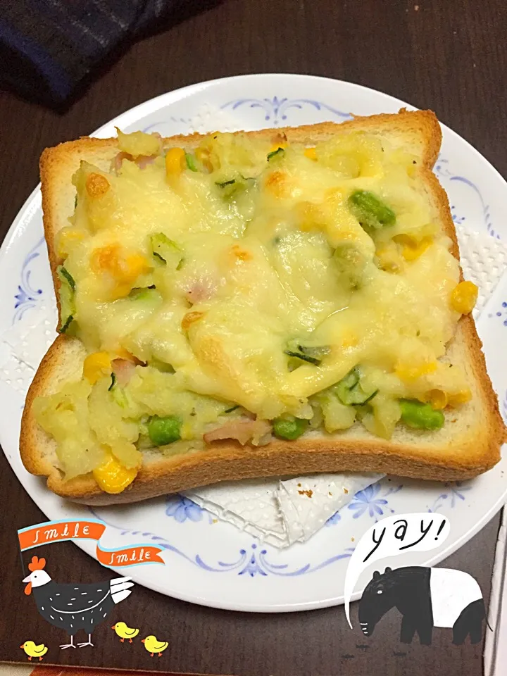 Snapdishの料理写真:昨日の夕飯の余りでポテサラパン(*ˊૢᵕˋૢ*)|えみさん