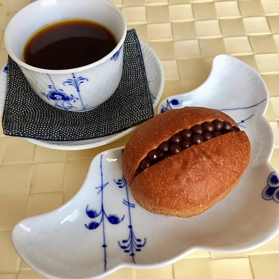 今日の１食目。クロッカンショコラとコーヒー。|ちこさん