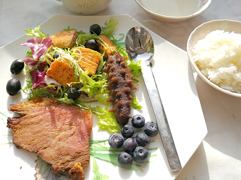 Snapdishの料理写真:烤三文魚沙拉🍣牛肉&米飯🍚豆漿|Lilyさん