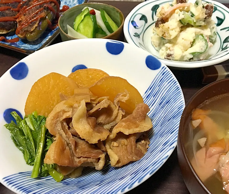 Snapdishの料理写真:晩ごはん 豚ロースと大根の煮物 ポテサラ 肉詰めピーマン キャベツとウインナーのスープ|ぽんたさん