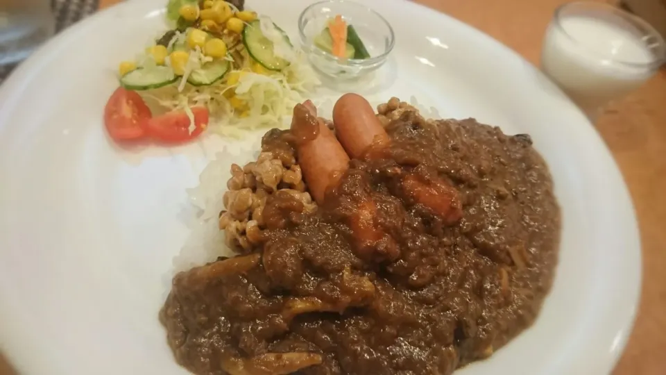 Snapdishの料理写真:きのこと挽き肉のカレー(納豆＆粗挽きソーセージトッピング)|ボンゴさん