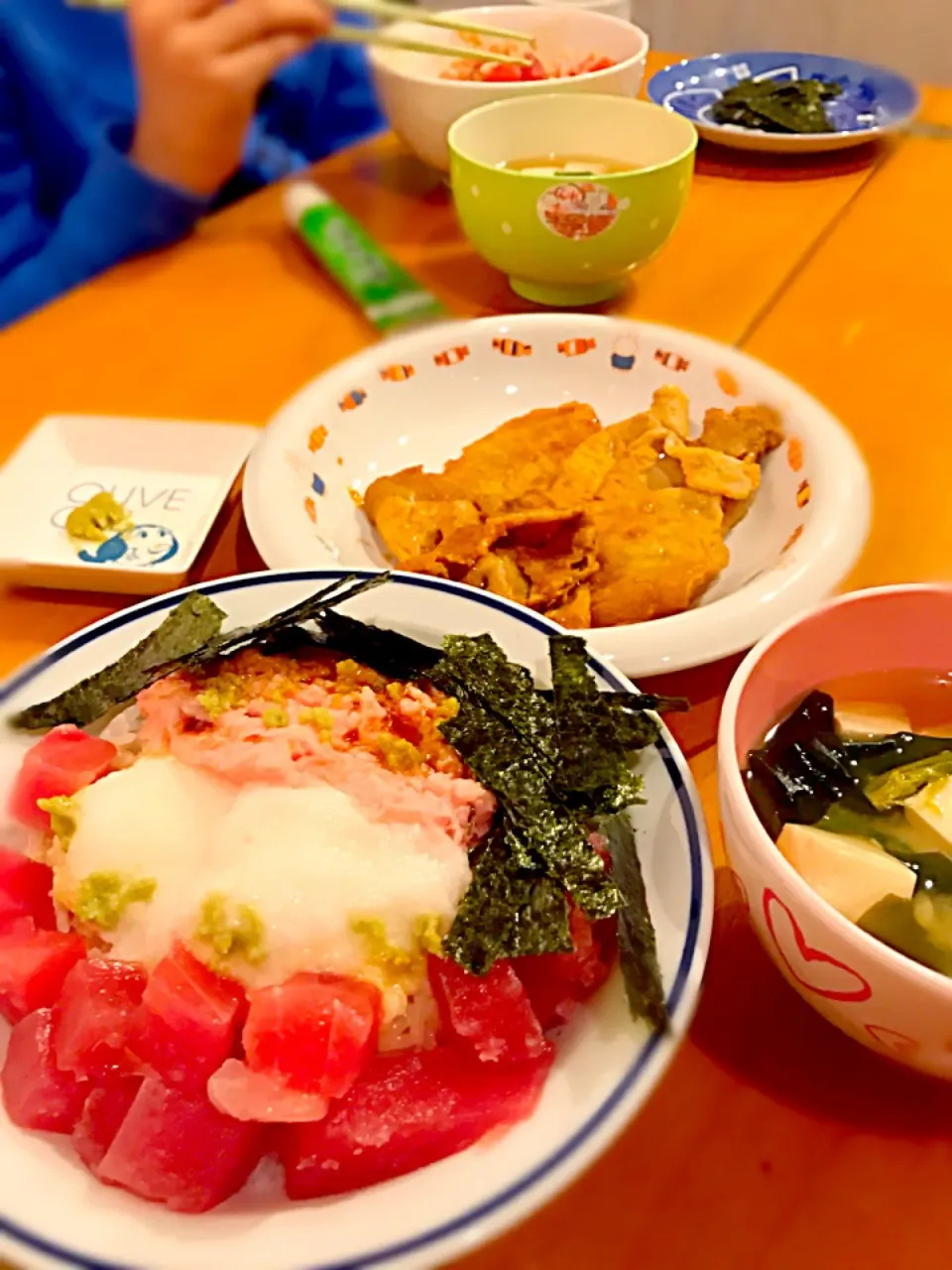 鮪丼  とろろ入り   ほうれん草と豆腐ワカメの味噌汁   豚肉の生姜焼き  お茶🍵|ch＊K*∀o(^^*)♪さん