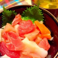 お刺身の切り落としで海鮮丼な夕食（╹◡╹）|かずみさん