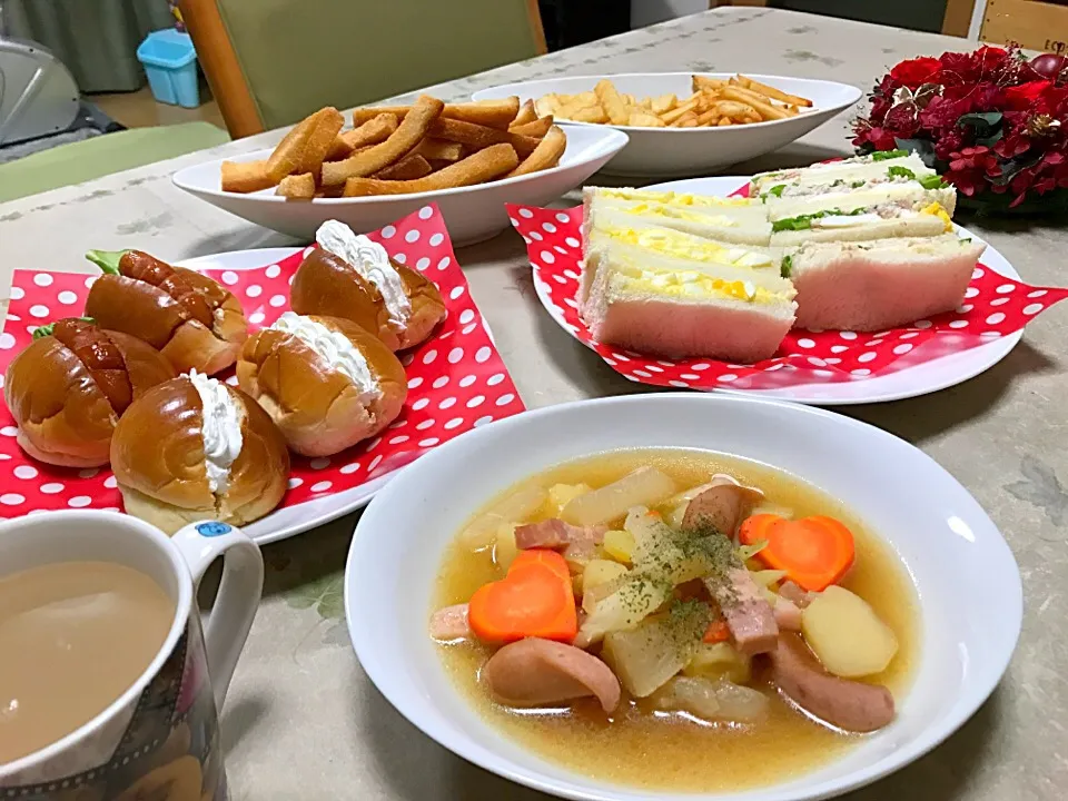 Snapdishの料理写真:#パン#夕飯#和風ポトフ
今夜の夕食は、大根入り和風ポトフ❤️|makoさん