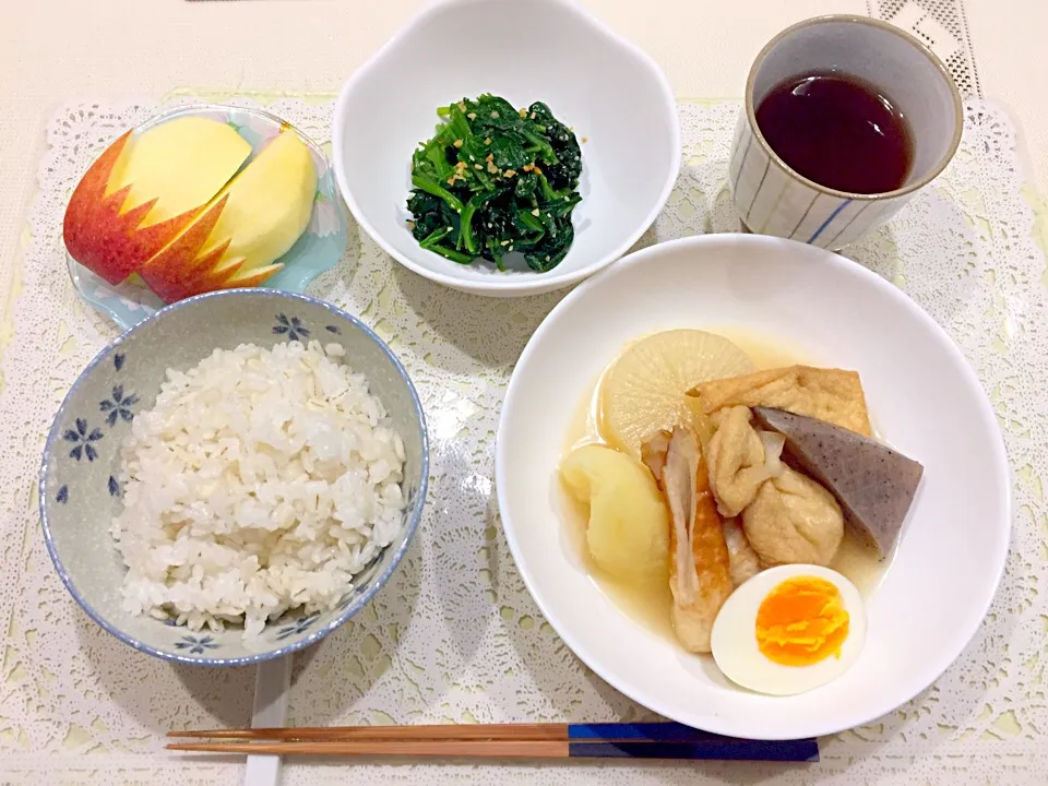 今日の夕ご飯🍴麦ご飯＊おでん＊ほうれん草のピーナッツ和え＊りんご|ごまたまごさん